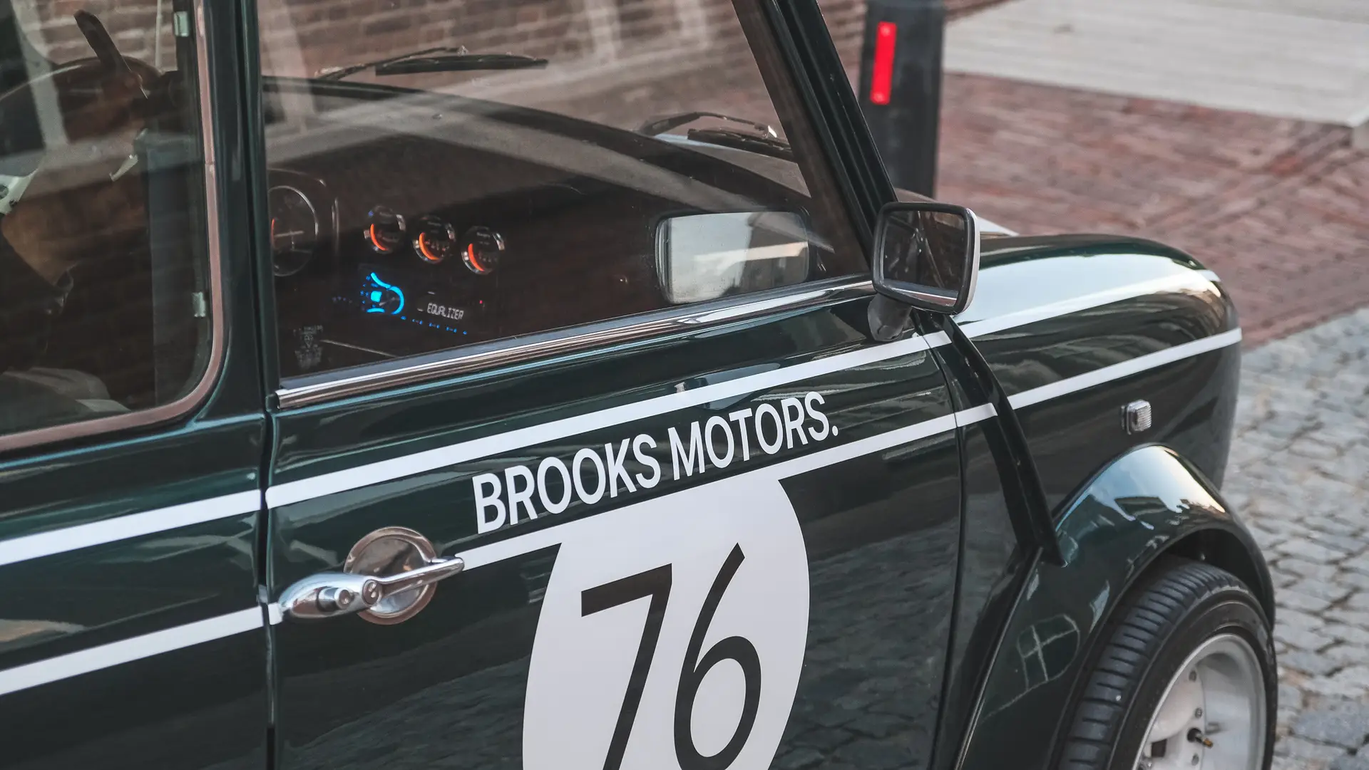 De Brooks motors Mini Cooper S met een nummer 76 stikker op de zijkant