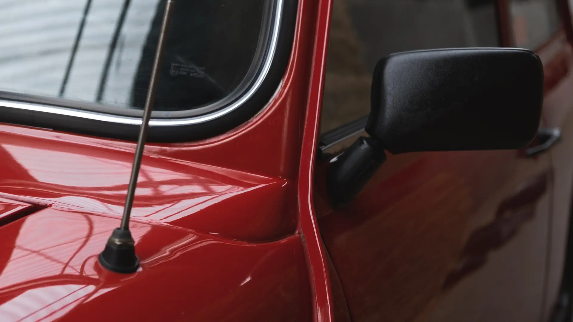 Een closeup van een van de zijspiegels van de Austin Mini 1000 E Magic