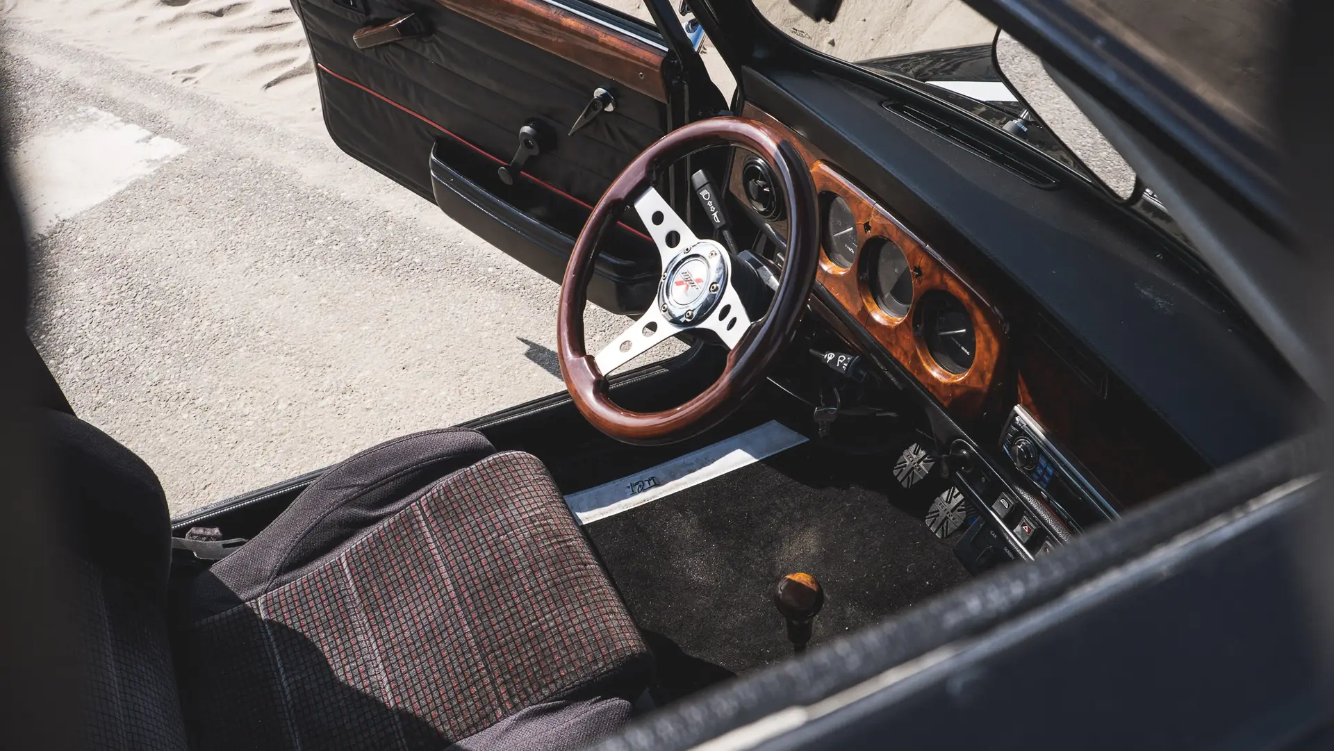 Beeld van boven van de Mini Classic dashboard, linker voorstoel en stuur