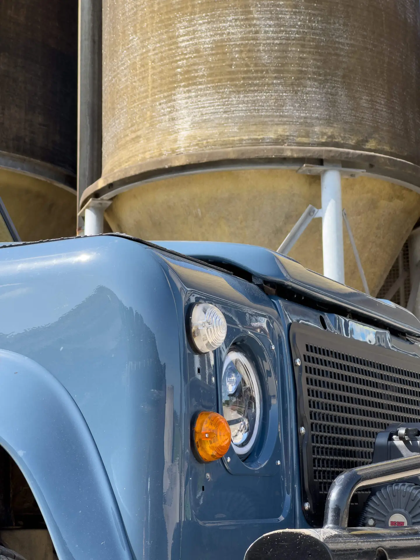 arles blue land rover defender with led lights