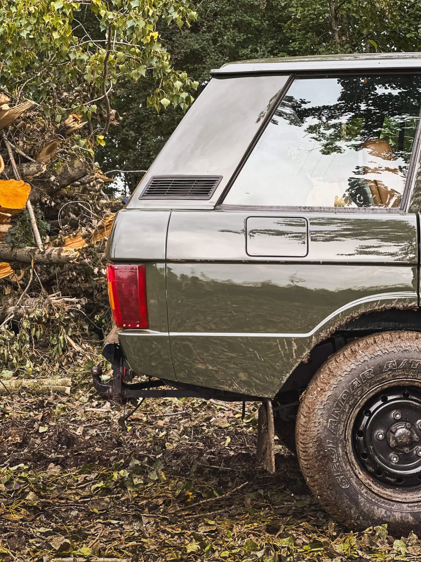 rear of a range rover classic 3.9 v8 in suffix style dark green