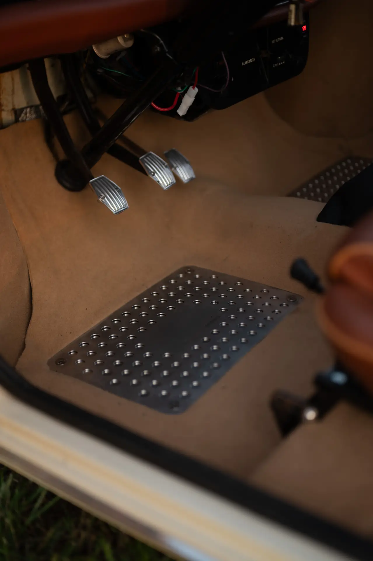 custom floor plating in aluminium for mini classic interior with aluminium pedals