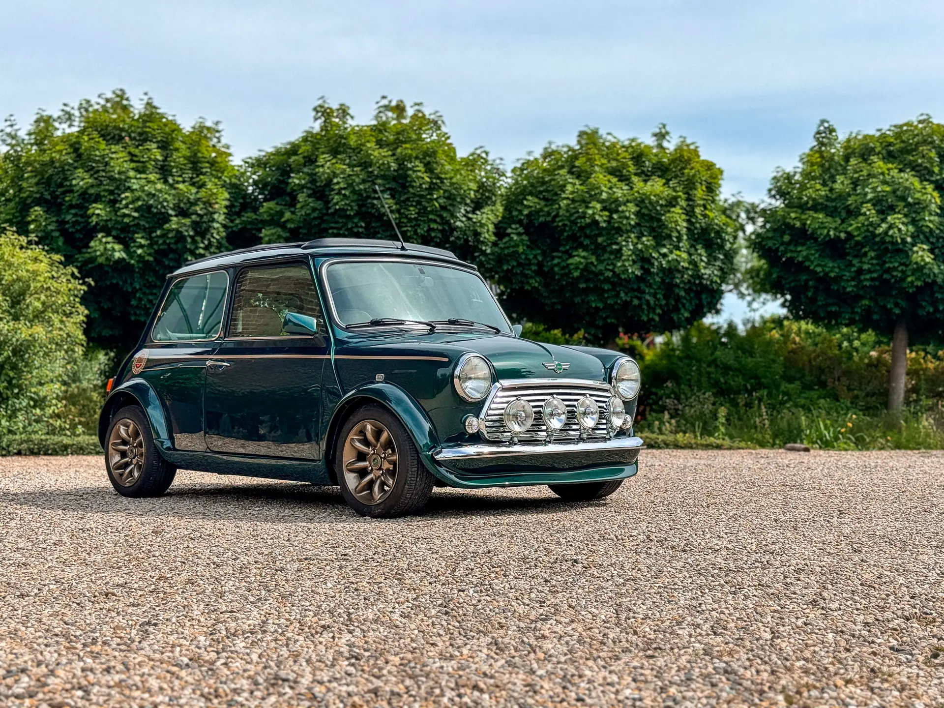 mini classic MPi custom build with sportpack bodykit, spot lights on the front, open roof, painted in britisch racing green and a lot of custom upgrades as bronze painted rims, custom striping