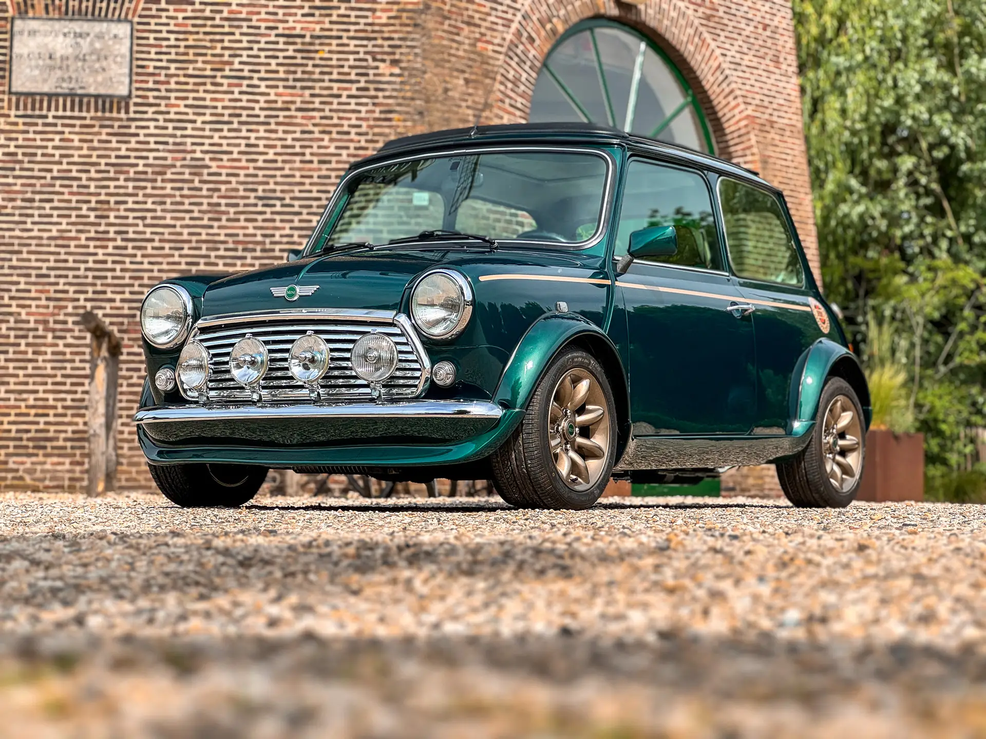 mini classic MPi custom build with sportpack bodykit, spot lights on the front, open roof, painted in britisch racing green and a lot of custom upgrades